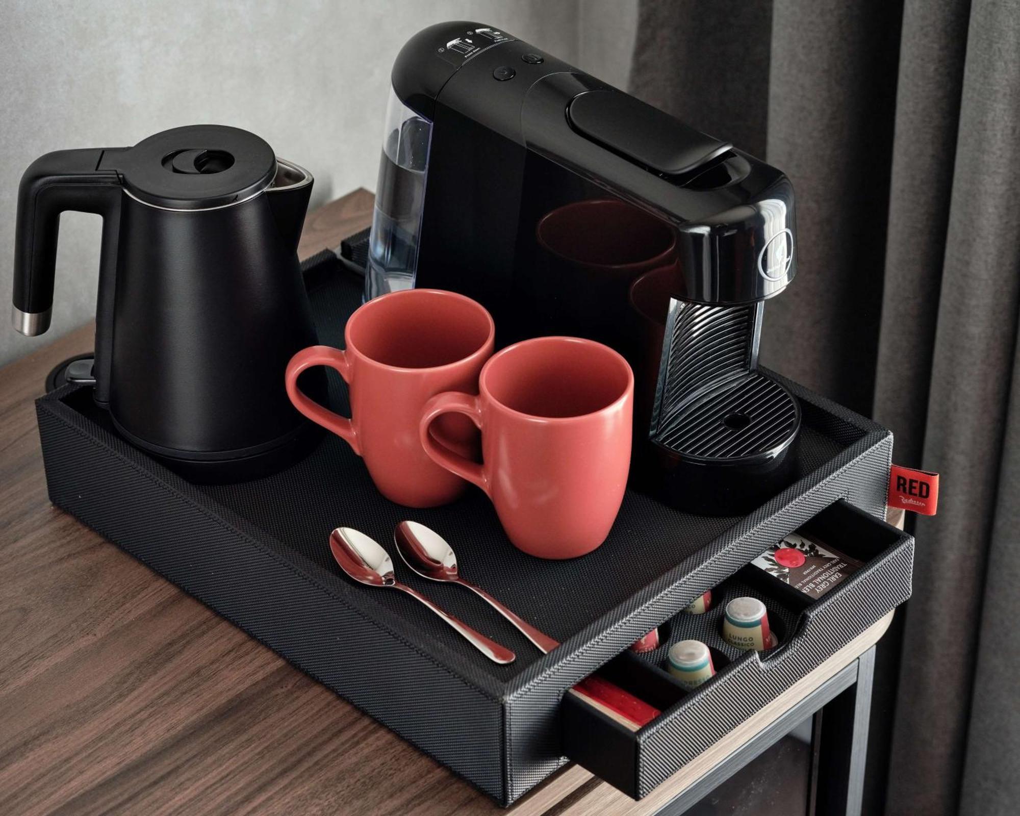 Hotel Radisson Red & Radisson Red Apartments, 4*