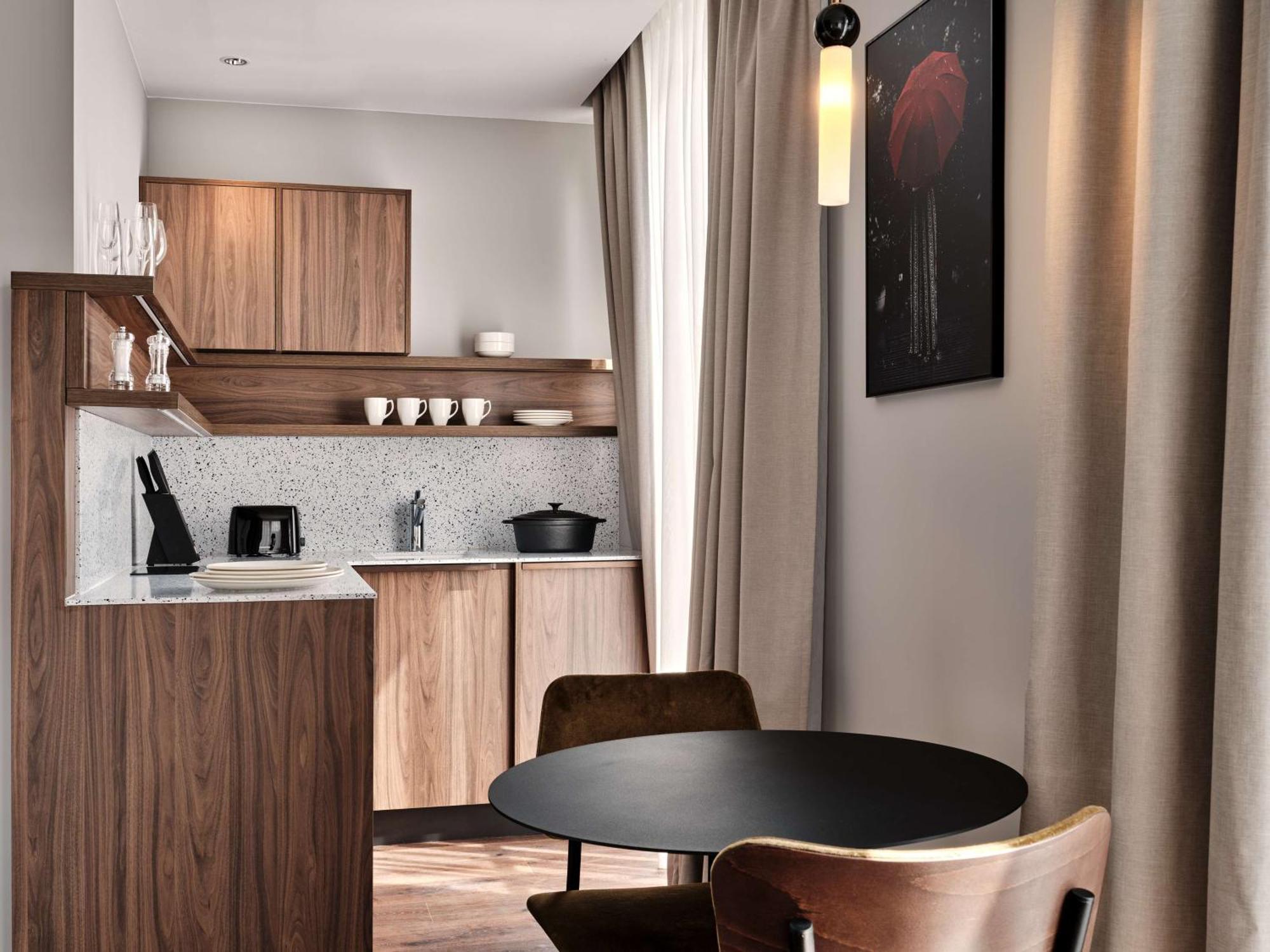 Radisson Red & Radisson Red Apartments, Hotel 4*